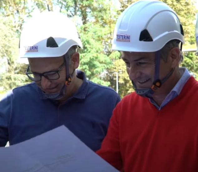 Franco e Giuliano Testerini in cantiere con i disegni di progetto