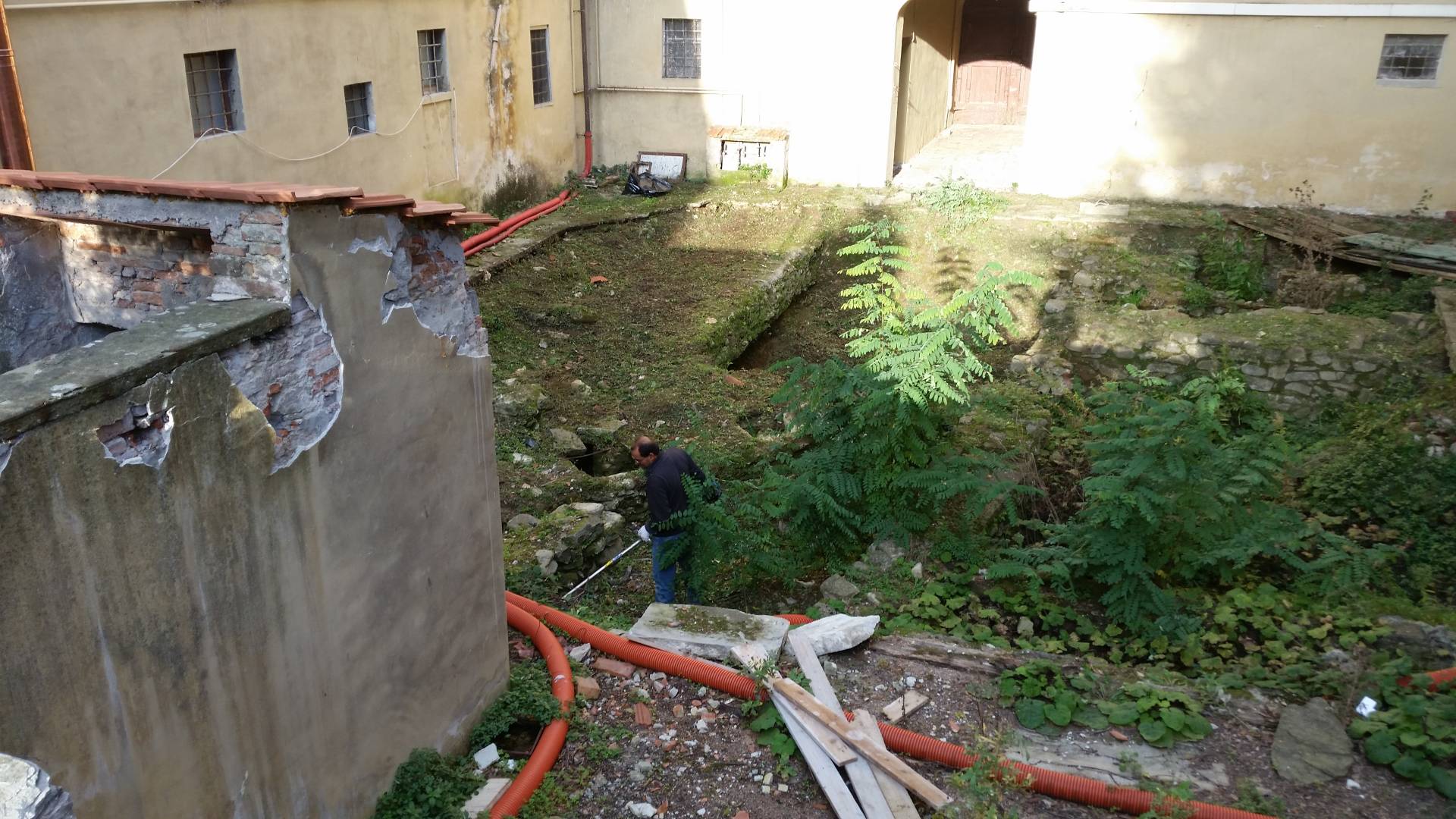 Cantiere esterno di Palazzo Collacchioni con scavi e materiale di demolizione