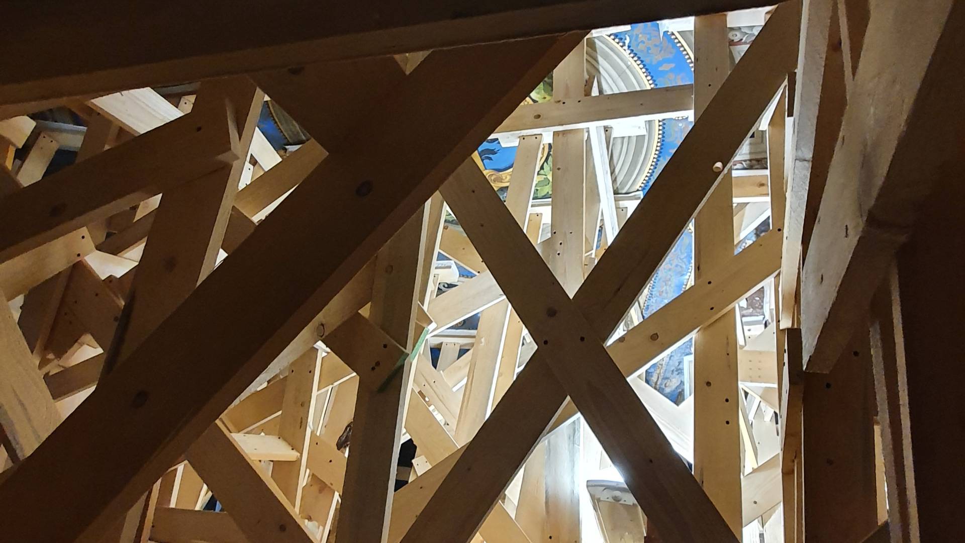 Strutture di puntellamento in legno sotto un soffitto affrescato